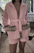 Laden Sie das Bild in den Galerie-Viewer, Alexis - Guipure Suit  Candy  Rose