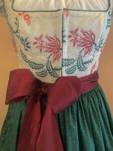Laden Sie das Bild in den Galerie-Viewer, Stickerei Mieder Dirndl
