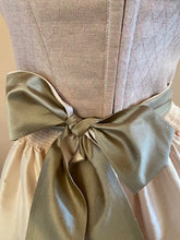 Laden Sie das Bild in den Galerie-Viewer, Dirndl Anouk - Leinenjaquard