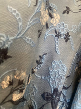 Laden Sie das Bild in den Galerie-Viewer, Dirndl Gloria - 3 Farben  Allover Jaquard -  Como