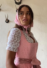 Laden Sie das Bild in den Galerie-Viewer, Dream Rose Guipure