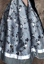 Laden Sie das Bild in den Galerie-Viewer, Dirndl Gloria - 3 Farben  Allover Jaquard -  Como