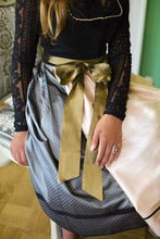 Laden Sie das Bild in den Galerie-Viewer, Dream Black  - Velevet &amp; Silk Dirndl